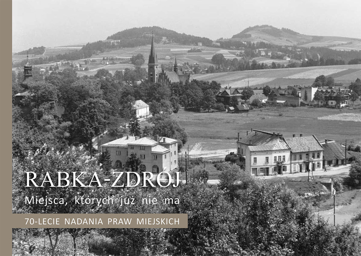 Okładka książki. Czarno-biała fotografia z panoramą Rabki. Napis: Rabka-Zdrój. Miejsca, których już nie ma. 70-lecie nadania praw miejskich.