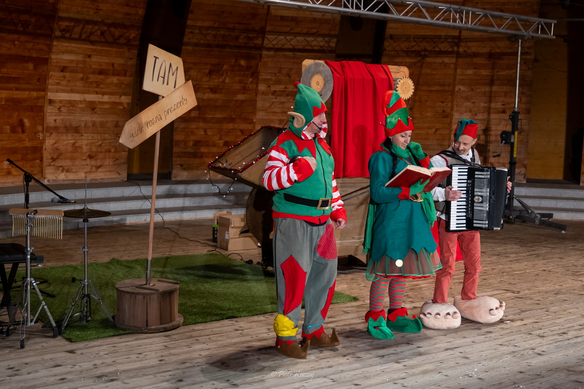 Trzy zielone elfy na scenie.