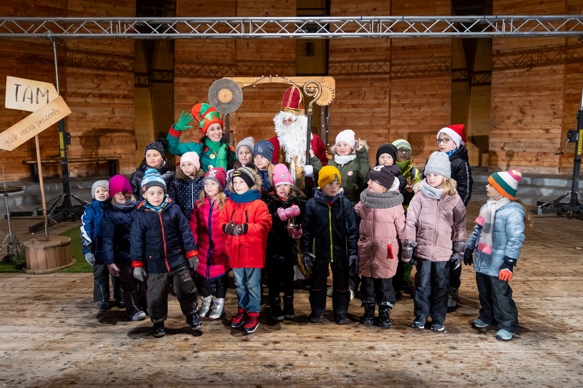 Dzieci z elfem i świętym Mikołajem.