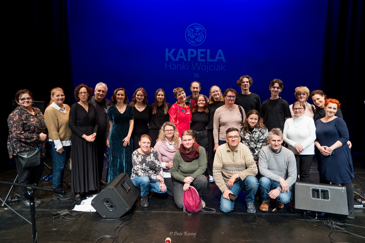 Wspólne zdjęcie na scenie: wszyscy tłumacze, Hanka, Ania i Janusz oraz kilkanaście osób głuchych, które oglądały koncert.