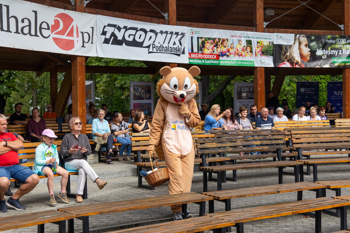 Wśród widzów spaceruje maskotka Uzdrowiska - wiewiórka.