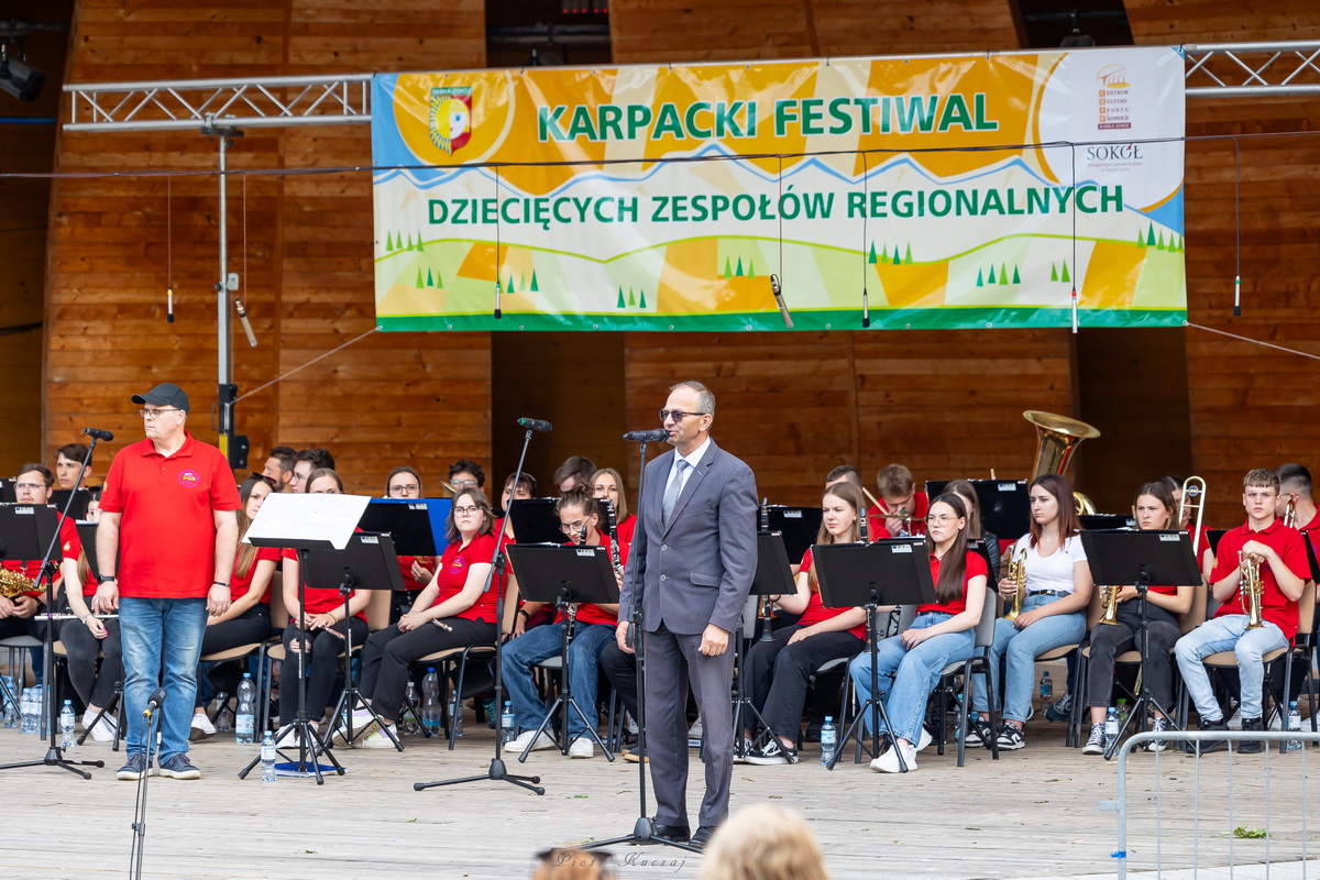 Burmistrz Rabki przy mikrofonie, za nim orkiestra dęta OSP w Skawie.