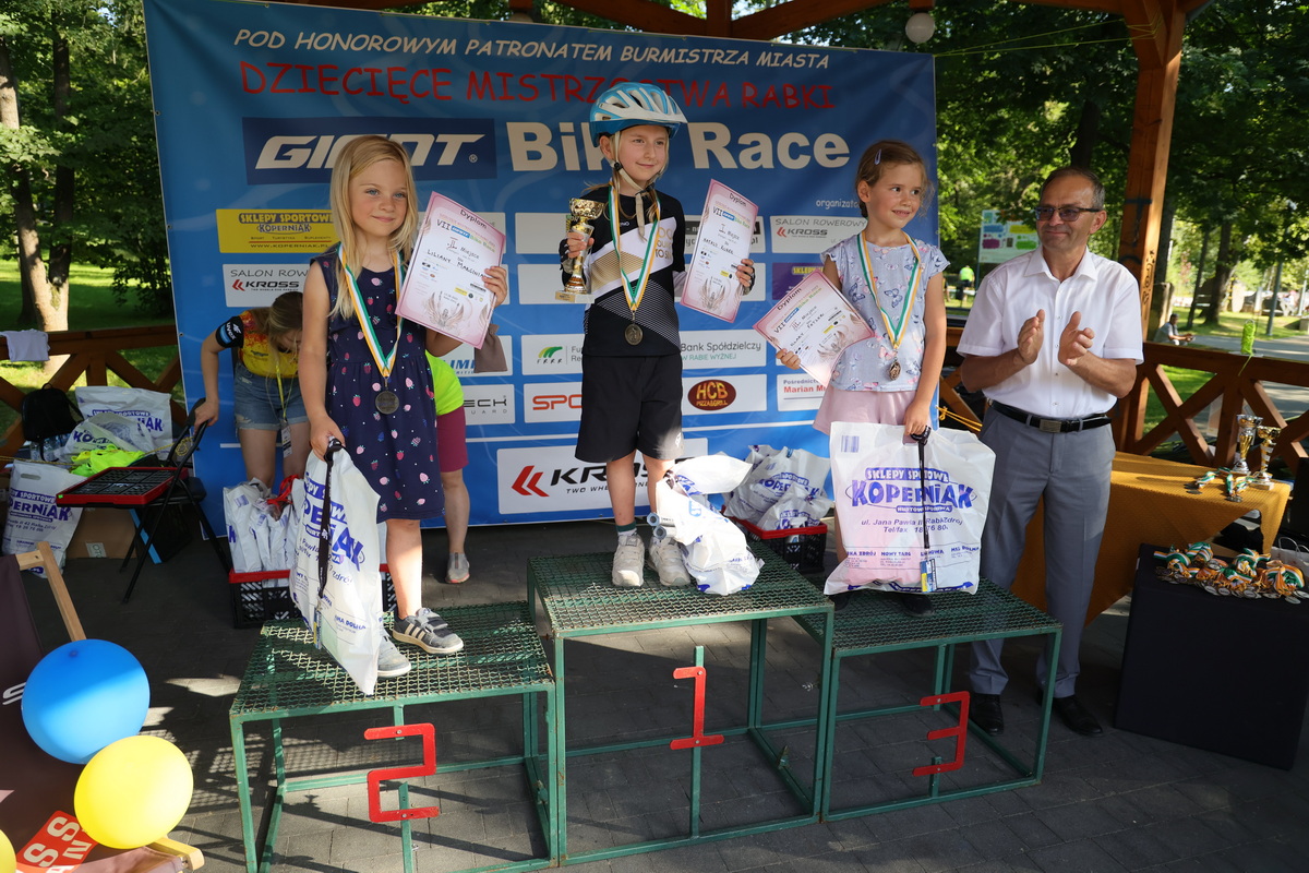 Zwycięzcy na podium z burmistrzem Rabki.