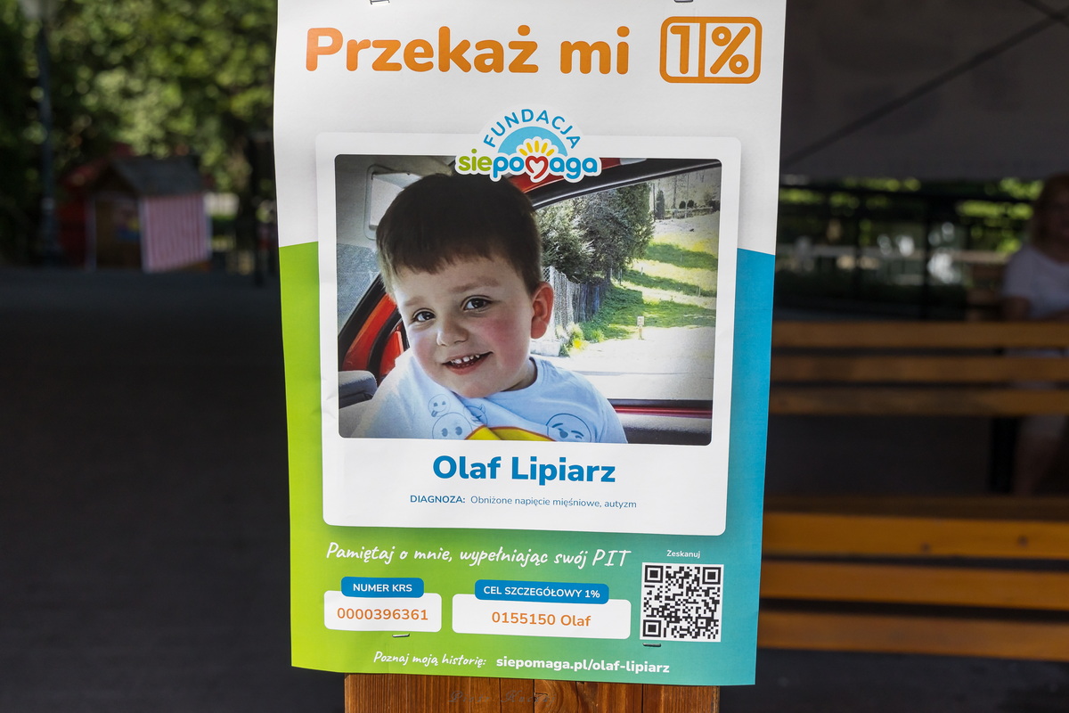 Plakat zbiórki na Olafa.Zdjęcie chłopca i napis: przekaż mi 1%. Olaf Lipiarz.