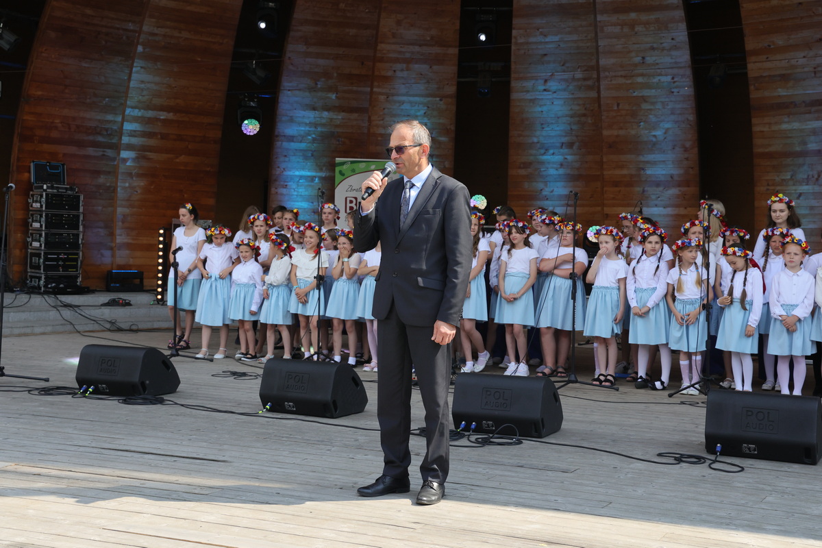 Burmistrz Rabki przemawia na scenie amfiteatru.