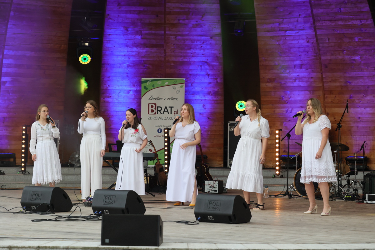 Cantantes Angelicus - 6 pań ubranych na biało.