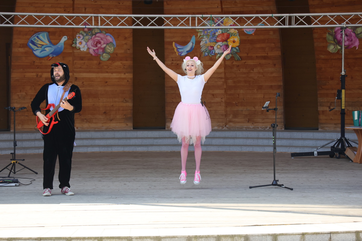 Karyna i Kuba Bobas Wilk śpiewają na scenie amfiteatru.