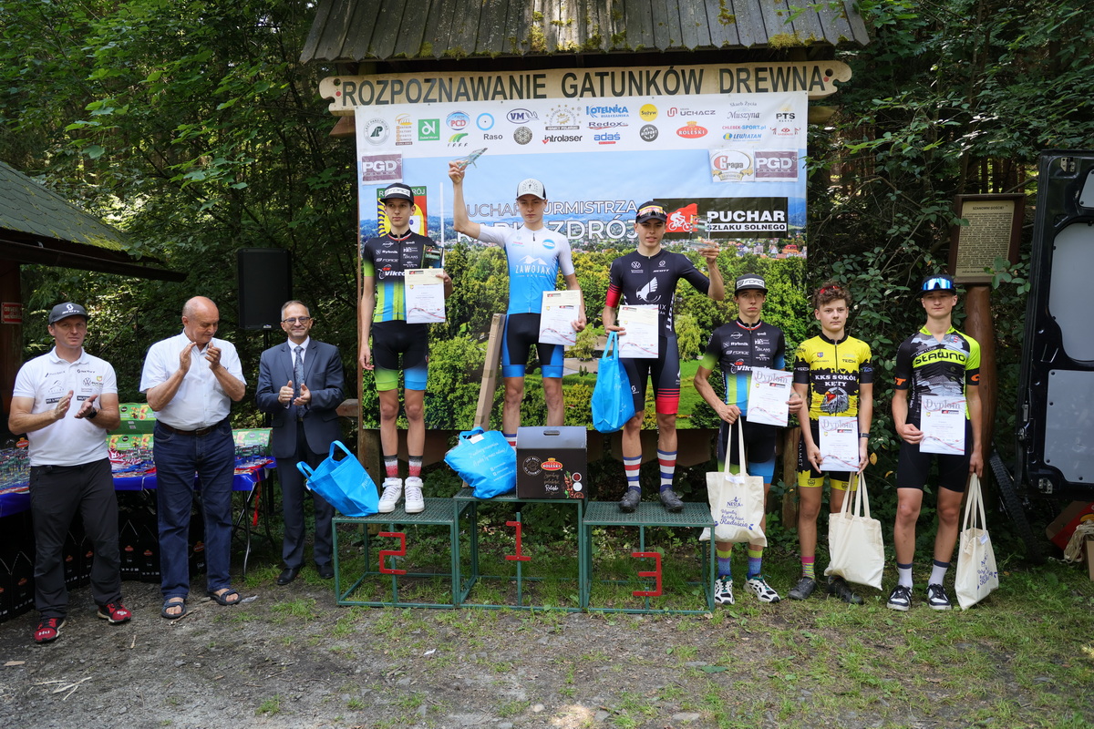 Zwycięzcy na podium.