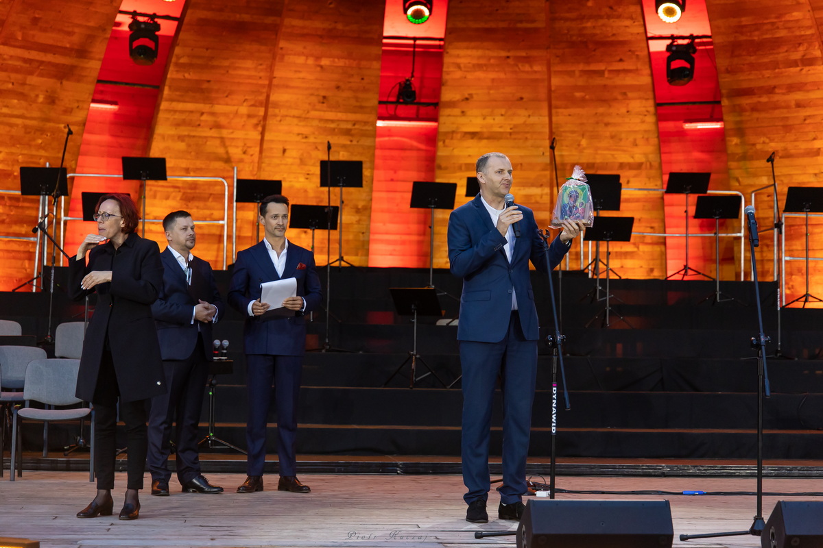 Na scenie prowadzący, tłumaczka języka migowego i wiceminister Edward Siarka.