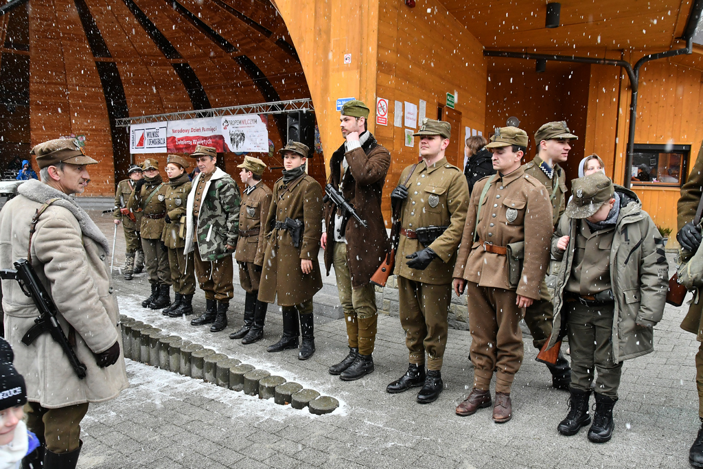 Żołnierze partyzanci stoją w rzędzie - grupa rekonstrukcyjna.