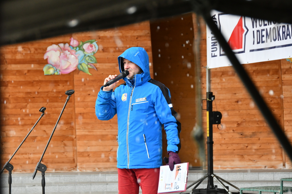 Dyrektor Centrum Kultury, Sportu i Promocji Bolesław Bara na scenie amfiteatru.