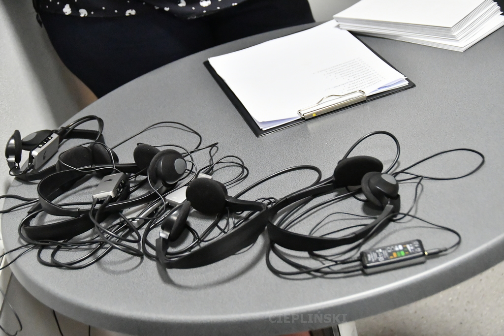 Słuchawki do audiodeskrypcji na stoliku.