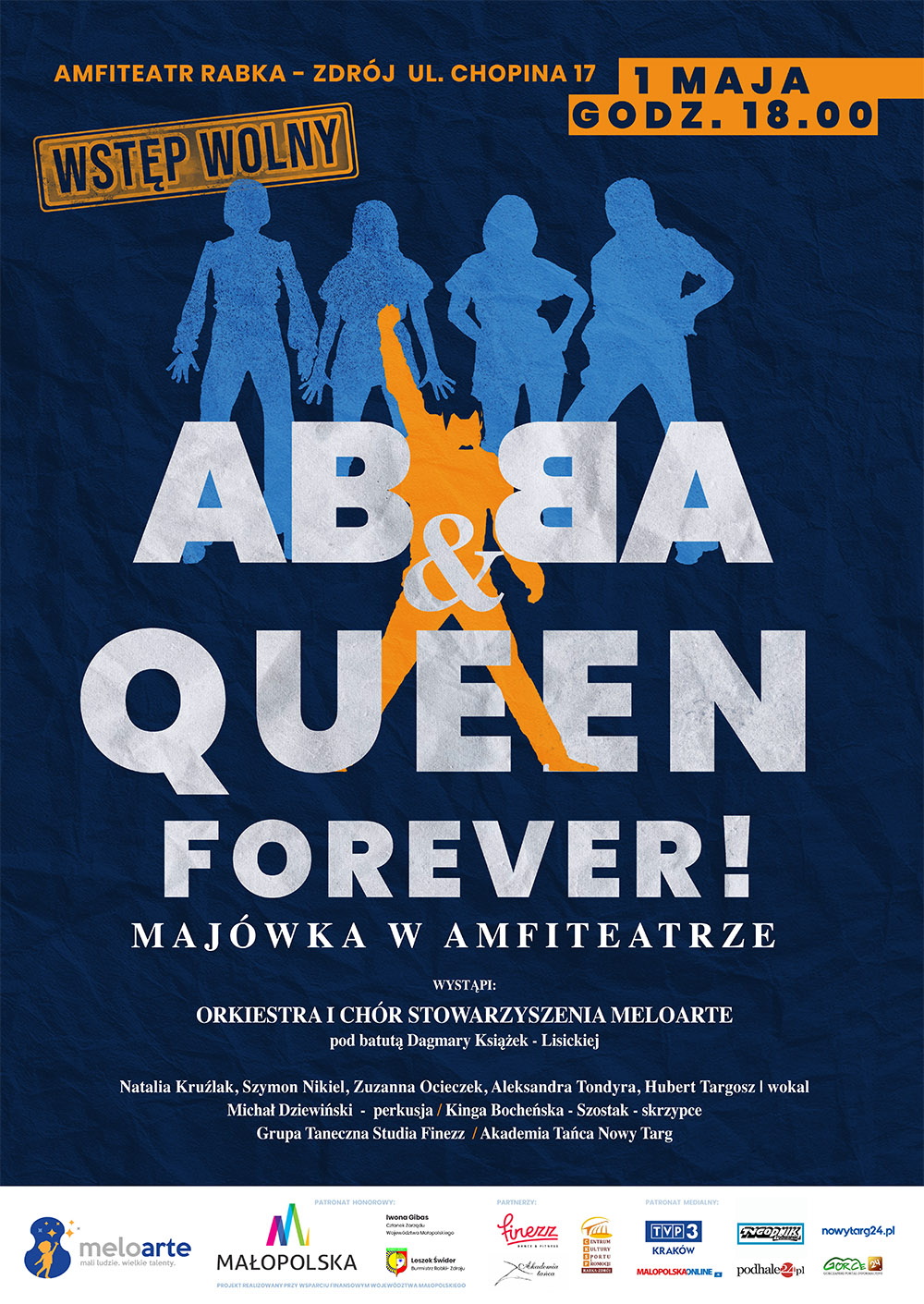 Plakat koncertu. Na granatowym tle jasnoniebieskie cienie czterech postaci - z zespołu ABBA i żółty cień Freddiego Merkury z zespołu Queen, Białe i żółte napisy z informacjami o koncercie. Na dole pasek z licznymi logotypami.