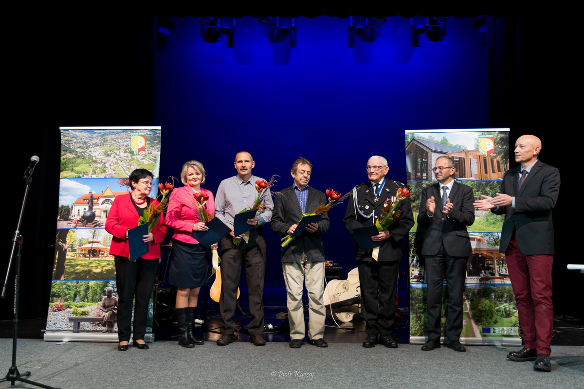 Na scenie pięć osób nominowanych do nagrody, wraz z burmistrzem i przewodniczącym rady.