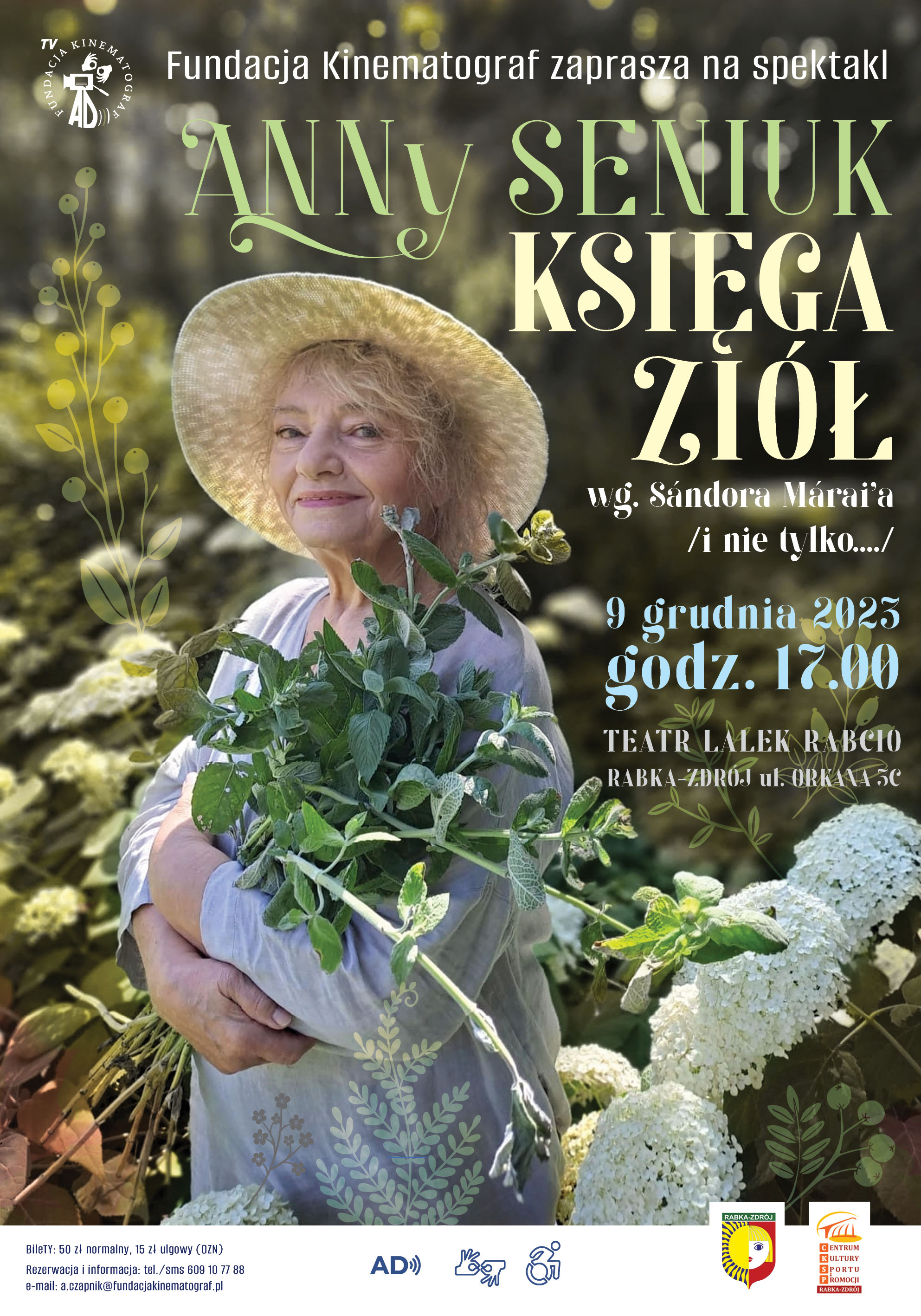 Plakat do spektaklu. Informacje o wydarzeniu w stylowych literach nałożone są na fotografię: Anna Seniuk stoi w ogrodzie w białej prostej sukience i słomkowym kapeluszu, z naręczem ziół. Słonce rozświetla zieleń.