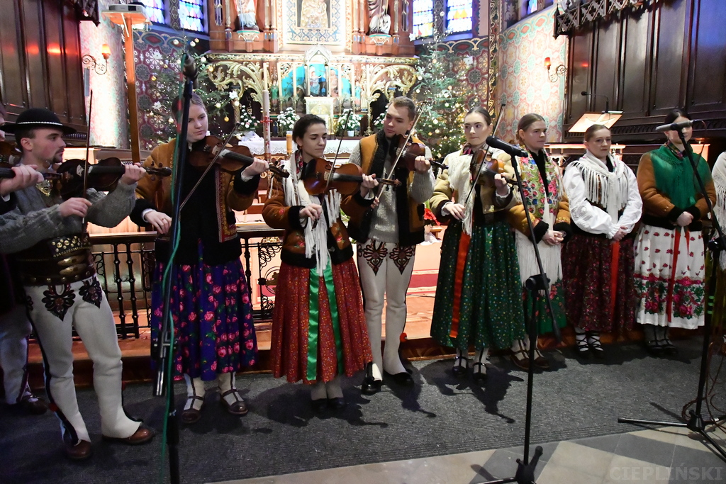Zespół ludowy pięciu skrzypków i trzy śpiewaczki.