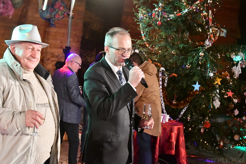 Burmistrz Rabki-Zdroju w towarzystwie innego mężczyzny składa noworoczne życzenia.