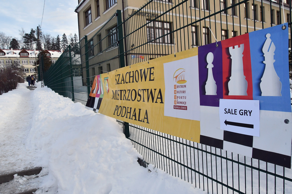 Baner z napisem "Szachowe mistrzostwa Podhala" i logo Centrum Kultury, Sportu i Promocji.